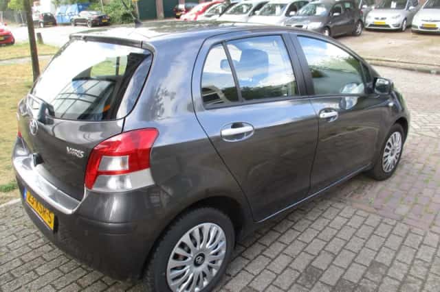 Toyota Yaris (2010) thumbnail 4