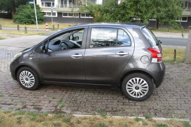 Toyota Yaris (2010) thumbnail 6