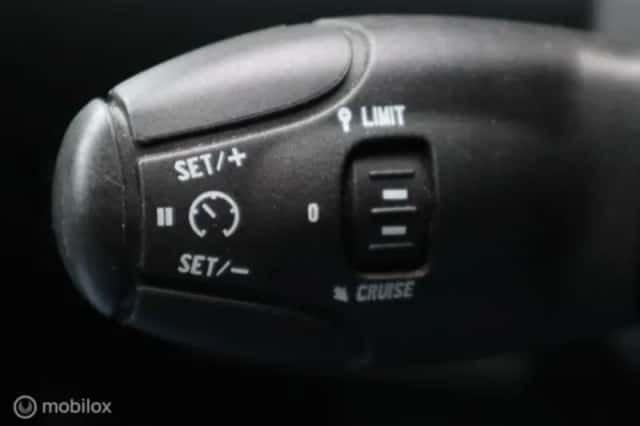 Peugeot 308 (2010) thumbnail 6