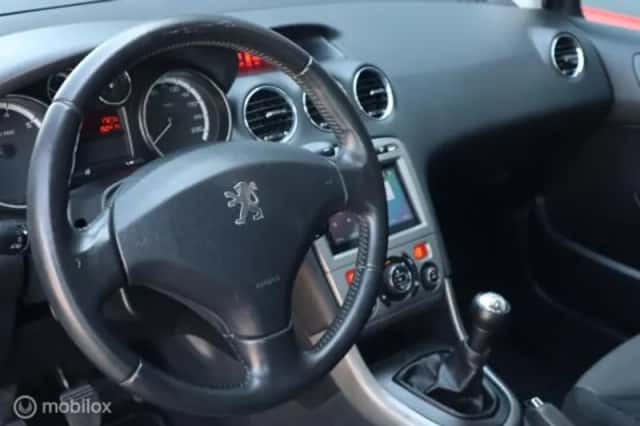 Peugeot 308 (2010) thumbnail 8