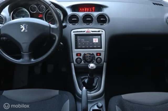 Peugeot 308 (2010) thumbnail 9