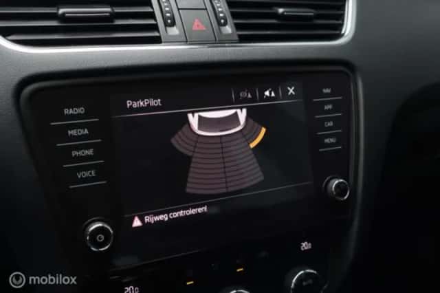 Škoda Octavia (2019) thumbnail 12