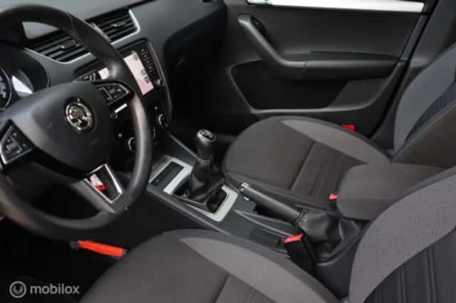 Škoda Octavia (2019) thumbnail 15