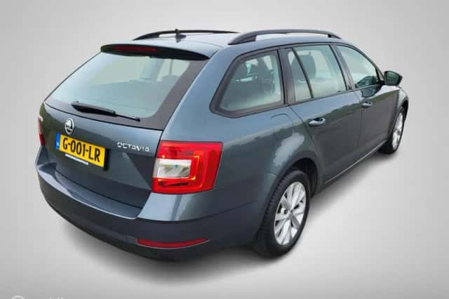 Škoda Octavia (2019) thumbnail 3
