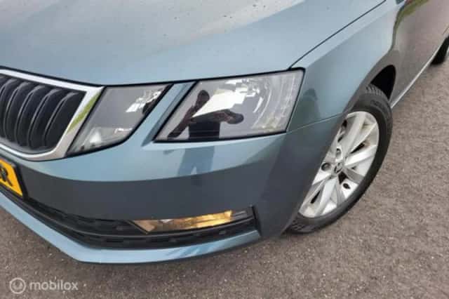 Škoda Octavia (2019) thumbnail 3