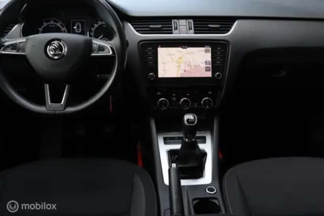 Škoda Octavia (2019) thumbnail 9