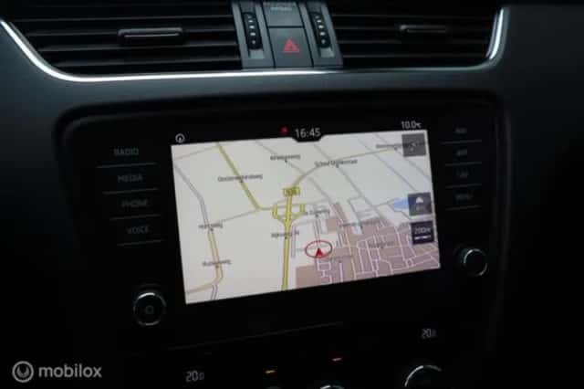 Škoda Octavia (2019) thumbnail 10