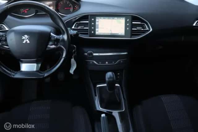 Peugeot 308 (2017) thumbnail 12