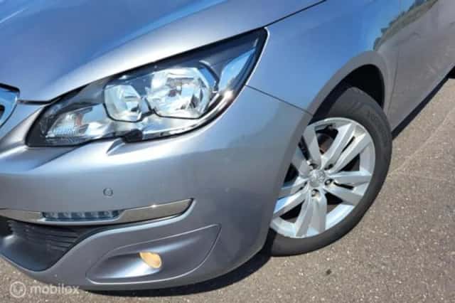 Peugeot 308 (2017) thumbnail 3