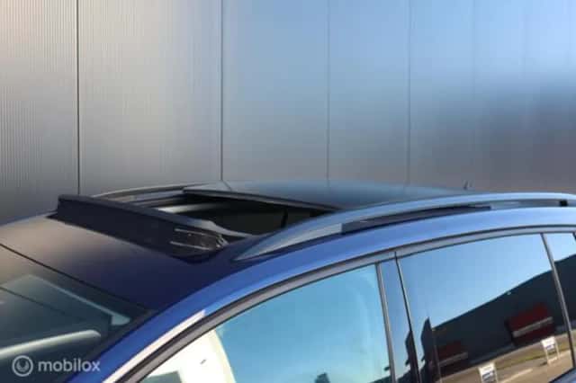 Volkswagen Touran (2017) thumbnail 2