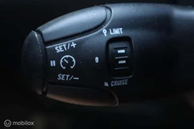 Peugeot 308 (2012) thumbnail 9