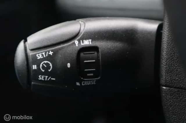 Peugeot 2008 (2019) thumbnail 11