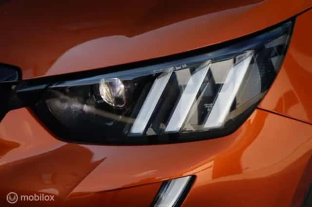 Peugeot 2008 (2021) thumbnail 5