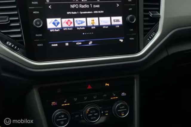 Volkswagen T-Roc (2022) thumbnail 16