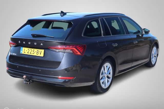 Škoda Octavia (2021) thumbnail 3