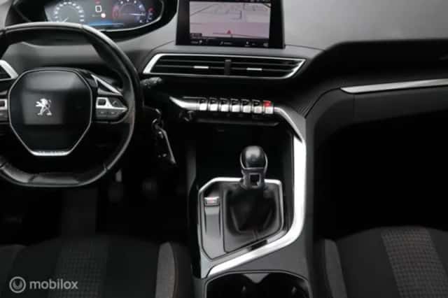 Peugeot 3008 (2017) thumbnail 16