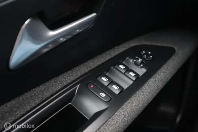 Peugeot 3008 (2017) thumbnail 28