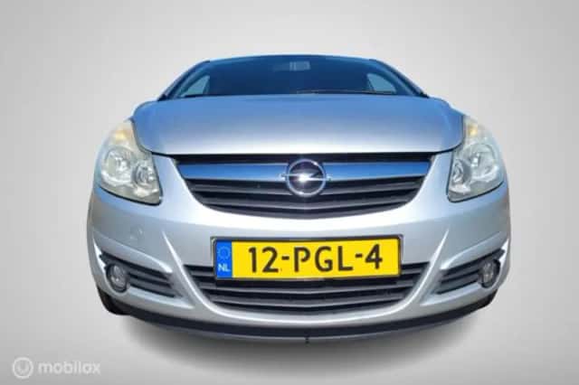 Opel Corsa (2011) thumbnail 3