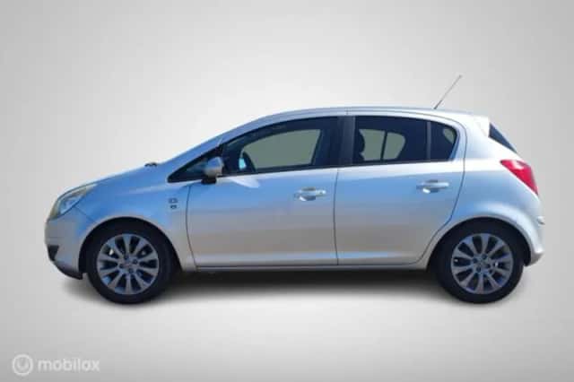 Opel Corsa (2011) thumbnail 5