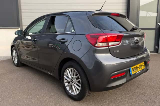 Kia Rio (2018) thumbnail 3