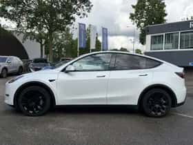 Tesla Model Y (2023) thumbnail 2
