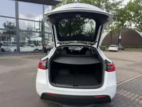 Tesla Model Y (2023) thumbnail 6