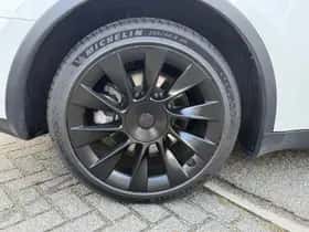 Tesla Model Y (2023) thumbnail 9