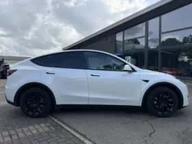 Tesla Model Y (2023) thumbnail 10