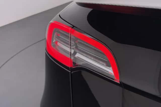 Tesla Model Y (2024) thumbnail 2