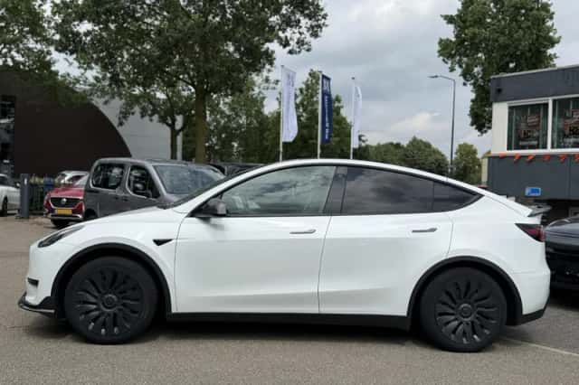 Tesla Model Y (2023) thumbnail 2