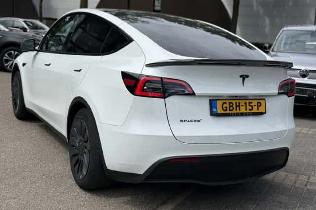 Tesla Model Y (2023) thumbnail 3