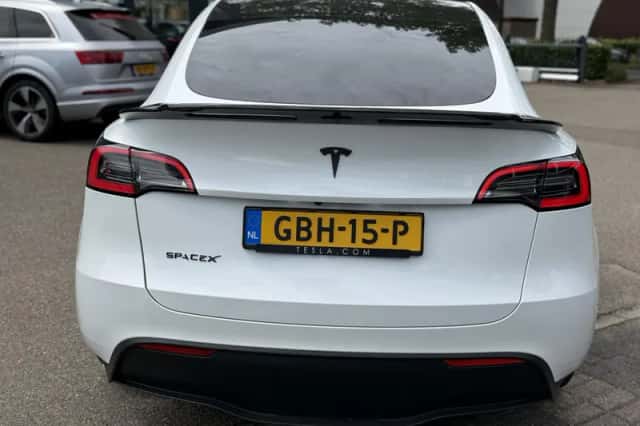 Tesla Model Y (2023) thumbnail 4
