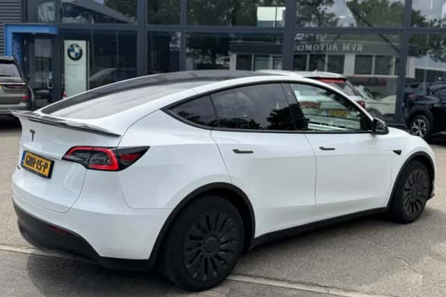 Tesla Model Y (2023) thumbnail 5