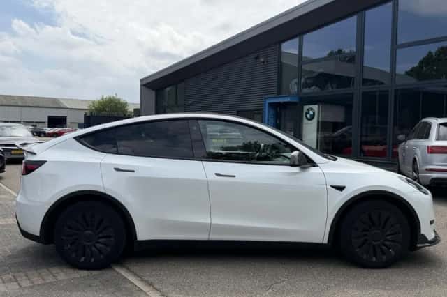 Tesla Model Y (2023) thumbnail 6