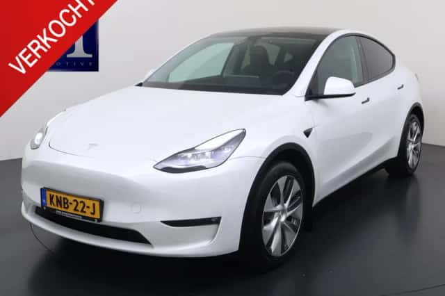 Tesla Model Y (2023) thumbnail 1