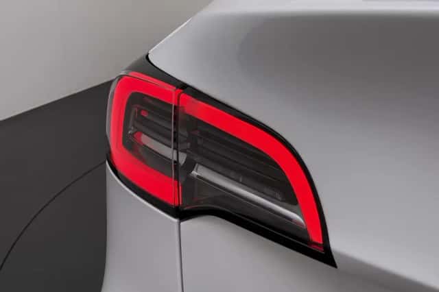 Tesla Model Y (2023) thumbnail 2