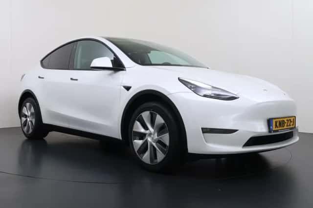 Tesla Model Y (2023) thumbnail 3