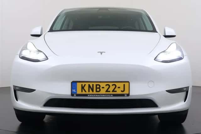 Tesla Model Y (2023) thumbnail 4