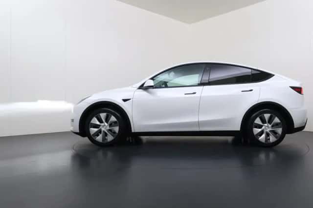 Tesla Model Y (2023) thumbnail 5