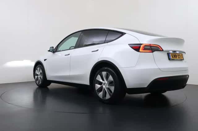 Tesla Model Y (2023) thumbnail 6