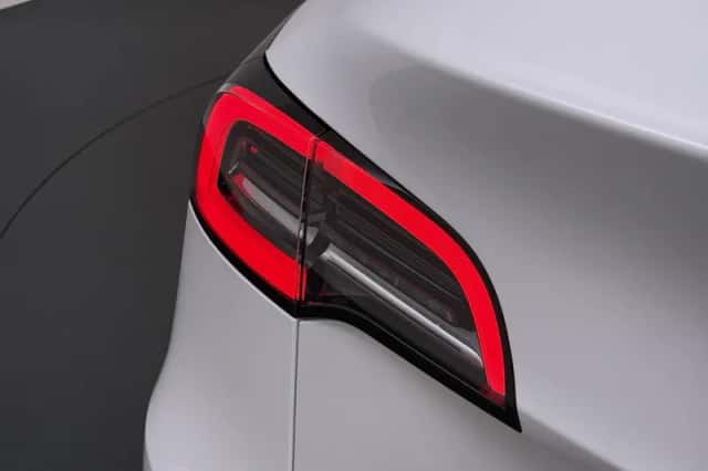 Tesla Model Y (2024) thumbnail 2