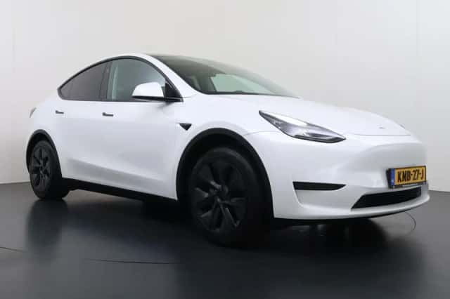 Tesla Model Y (2024) thumbnail 3