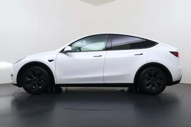 Tesla Model Y (2024) thumbnail 5