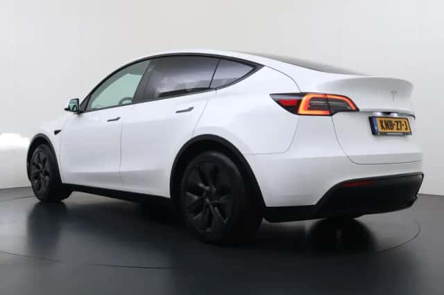 Tesla Model Y (2024) thumbnail 6