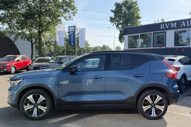 Volvo XC40 (2023) thumbnail 2