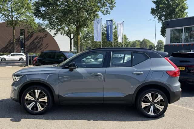 Volvo XC40 (2023) thumbnail 2