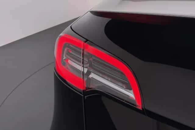 Tesla Model Y (2023) thumbnail 2