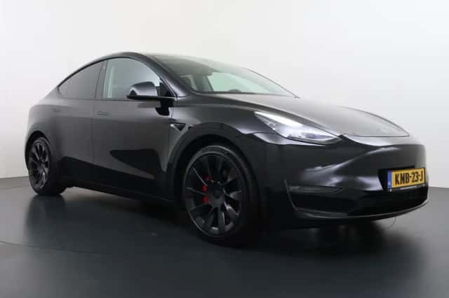 Tesla Model Y (2023) thumbnail 3