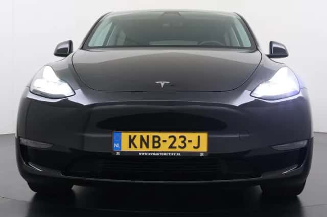 Tesla Model Y (2023) thumbnail 4