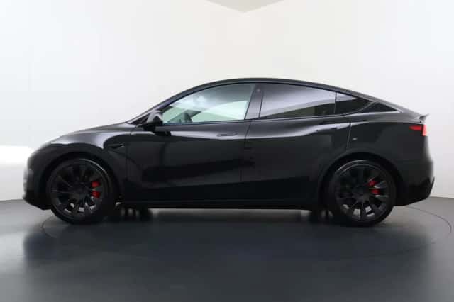 Tesla Model Y (2023) thumbnail 5